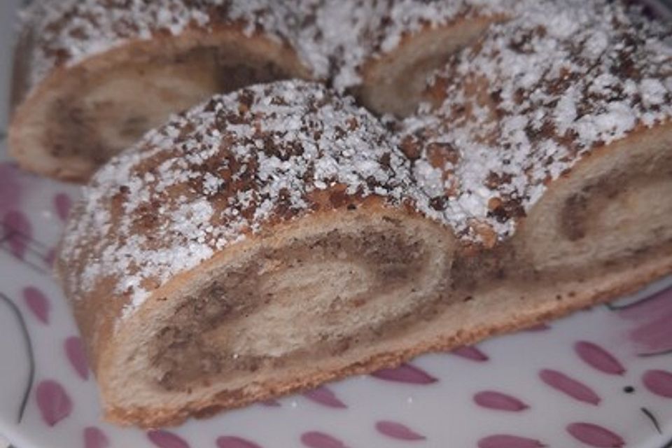 Saftiger Quarkstollen mit Nussfüllung