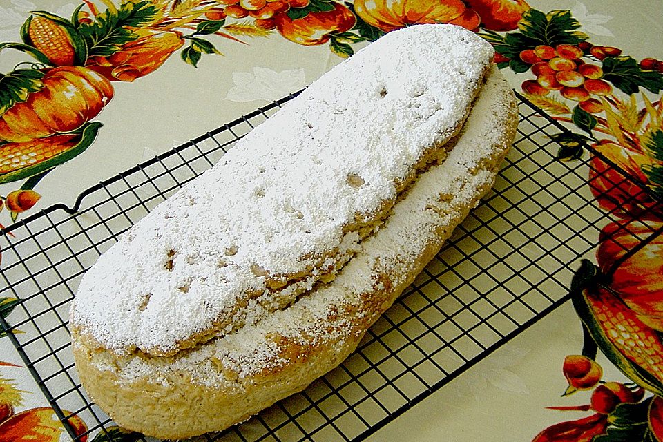 Saftiger Quarkstollen mit Nussfüllung