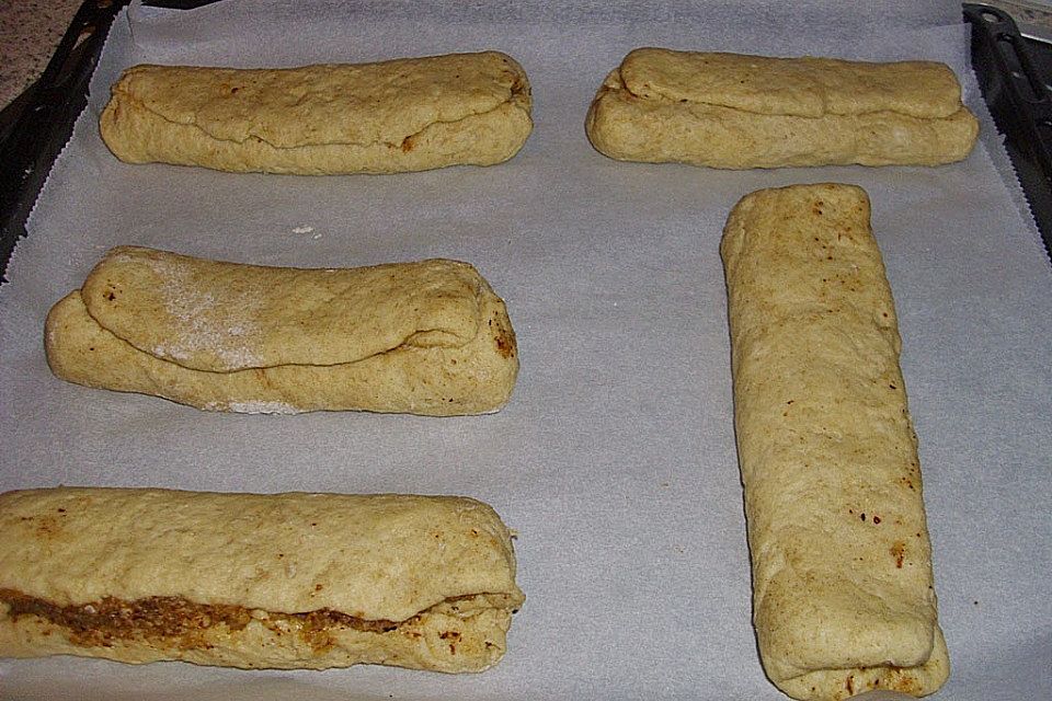 Saftiger Quarkstollen mit Nussfüllung