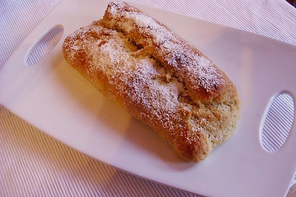 Saftiger Quarkstollen mit Nussfüllung