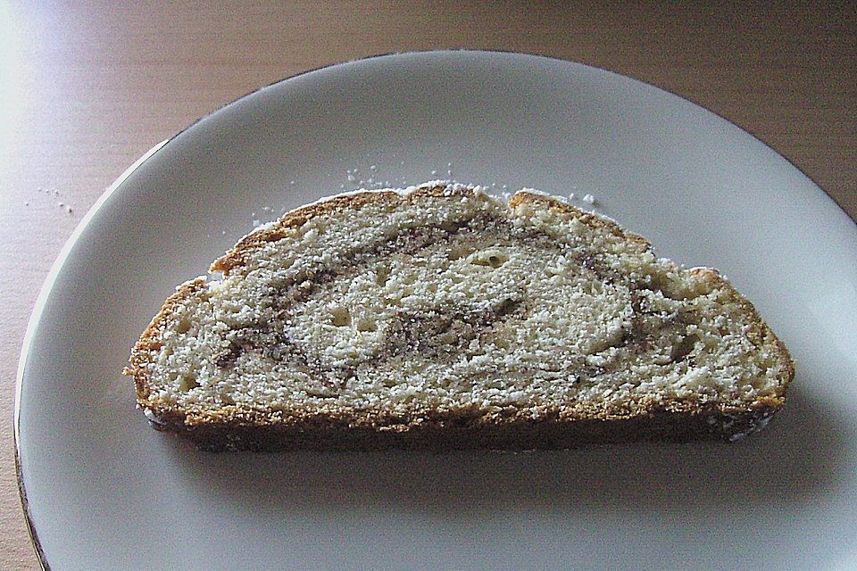 Saftiger Quarkstollen mit Nussfüllung