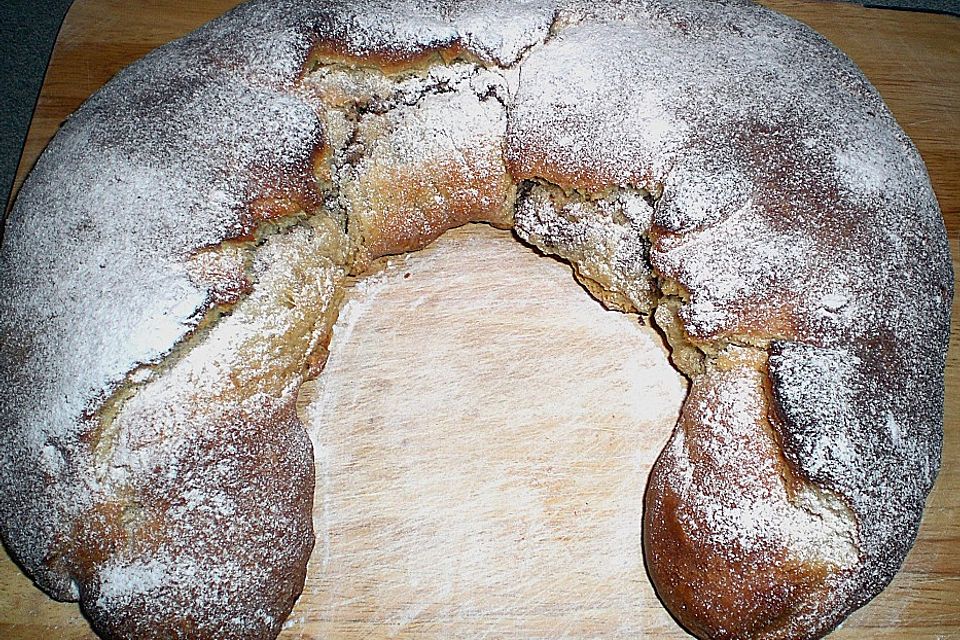 Saftiger Quarkstollen mit Nussfüllung