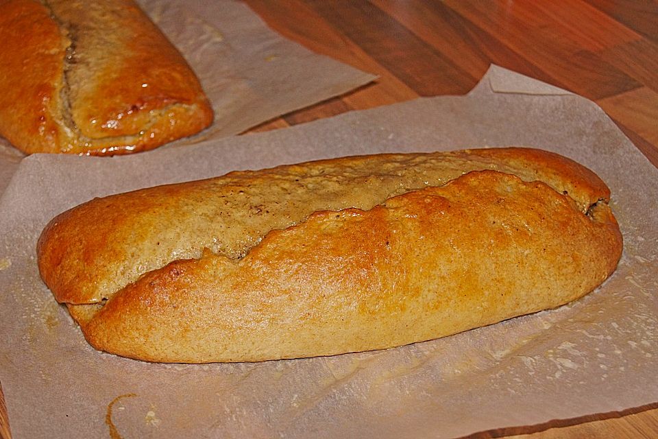 Saftiger Quarkstollen mit Nussfüllung