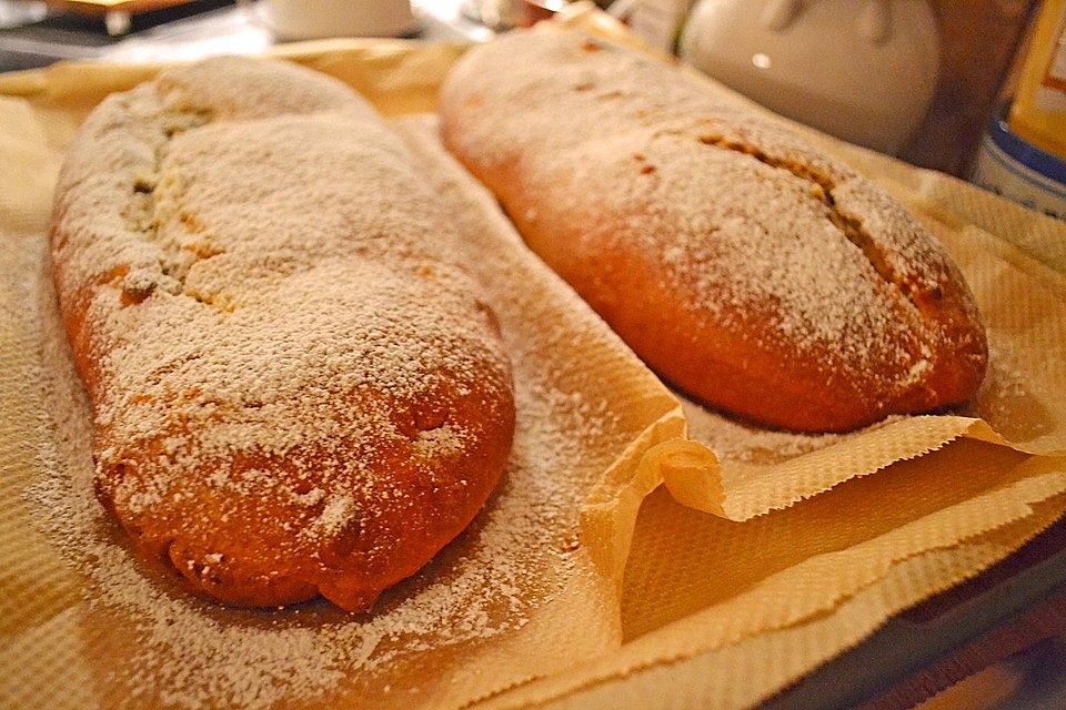 Saftiger Quarkstollen mit Nussfüllung