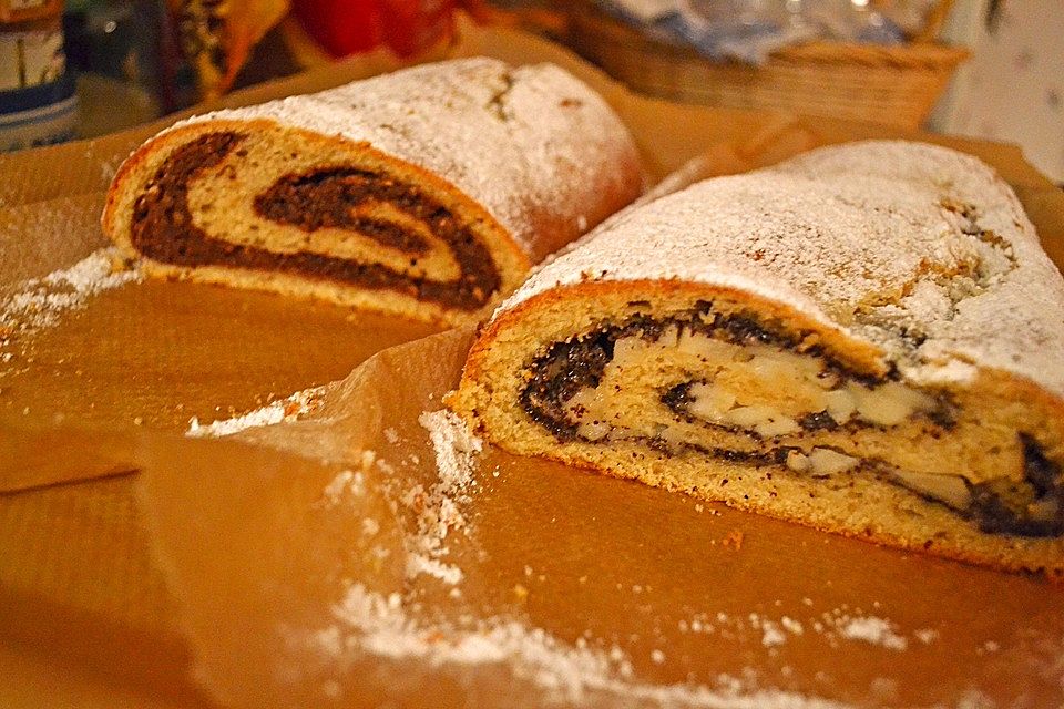 Saftiger Quarkstollen mit Nussfüllung