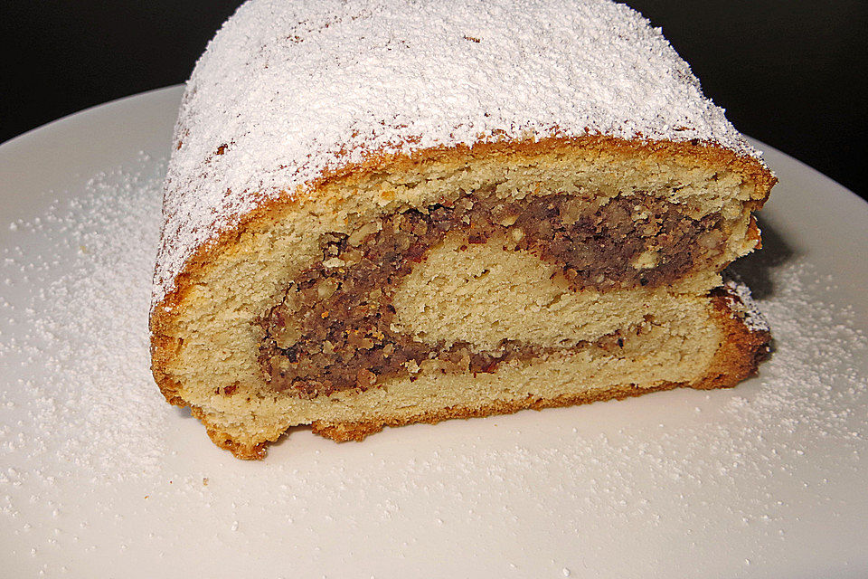 Saftiger Quarkstollen mit Nussfüllung