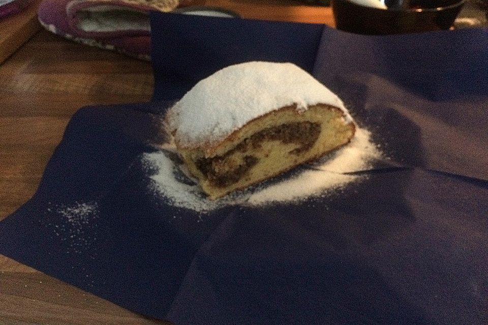 Saftiger Quarkstollen mit Nussfüllung