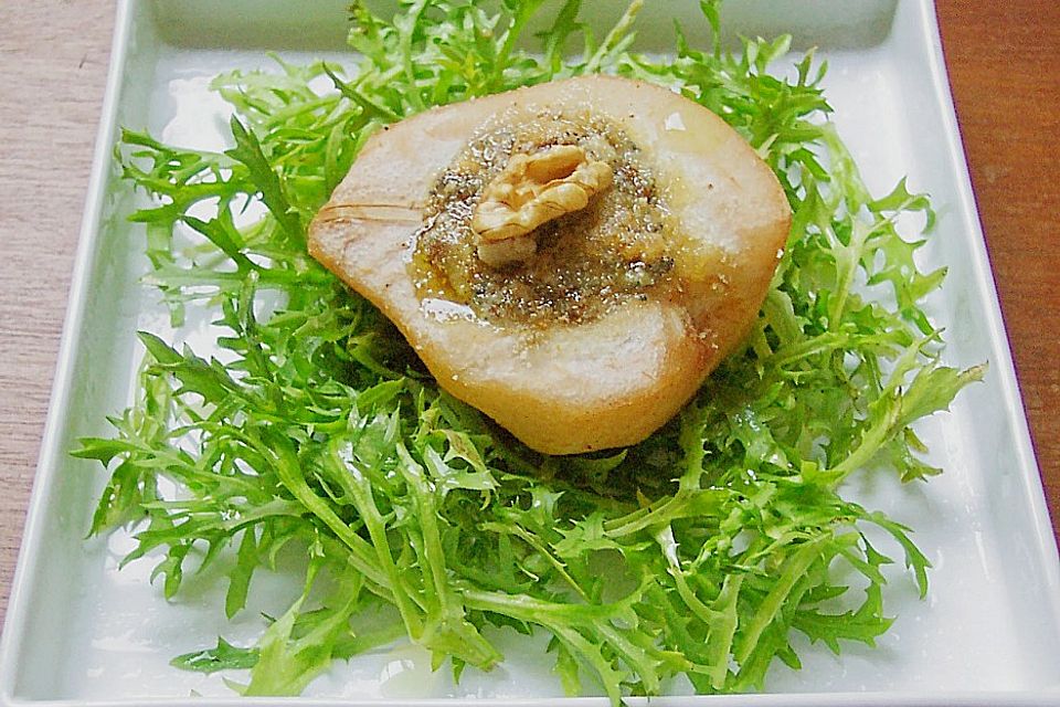 Überbackene Birne mit Blauschimmelkäse und Walnüssen