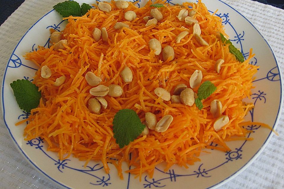 Karotten - Erdnuss - Salat