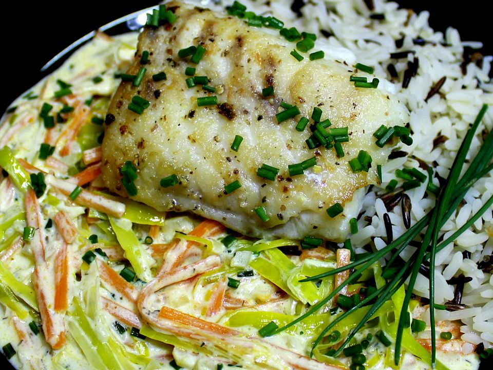 Fischfilet auf Gemüsejulienne in einer Kräuterfrischkäsesauce von ...