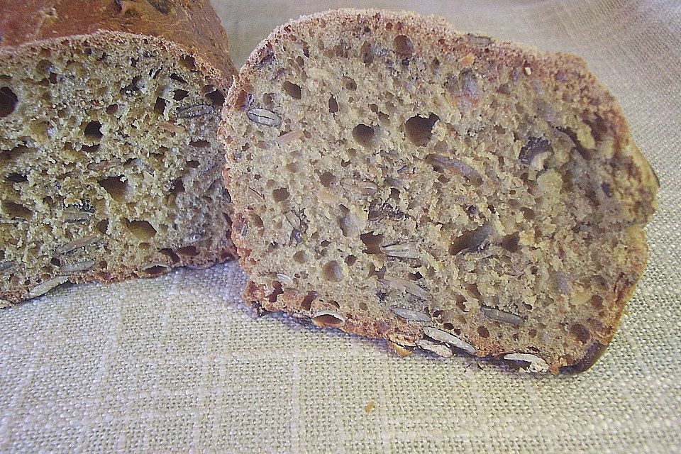 Steirisches Kürbiskern-Brot mit Kürbiskernöl