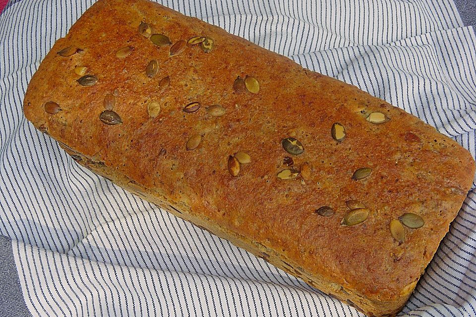 Steirisches Kürbiskern-Brot mit Kürbiskernöl