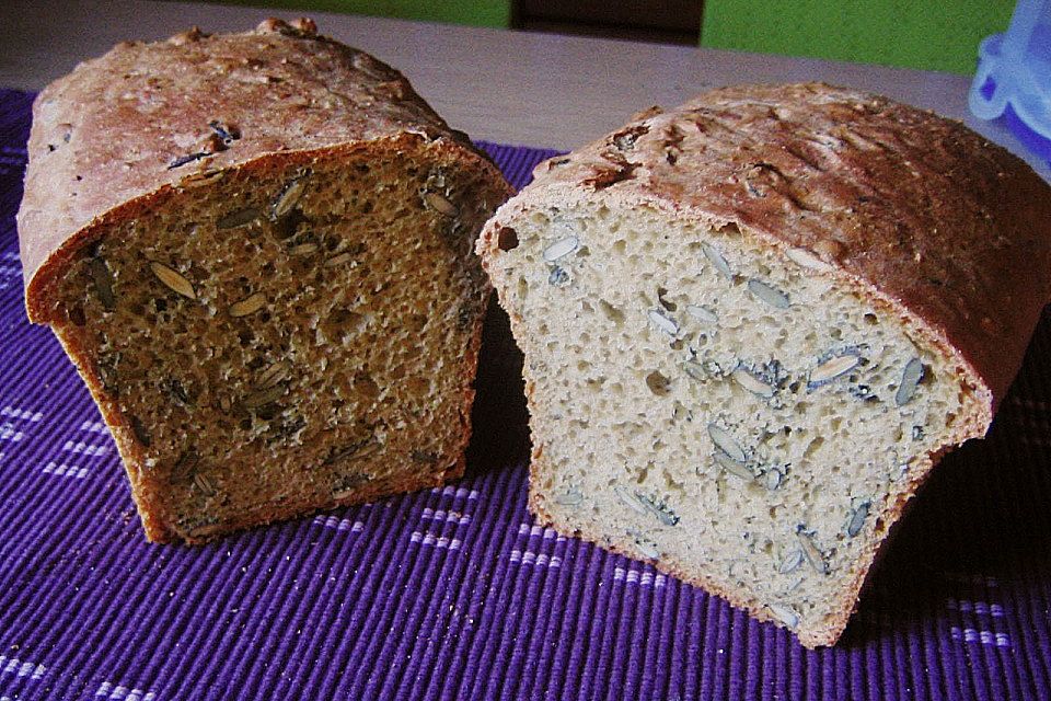 Steirisches Kürbiskern-Brot mit Kürbiskernöl