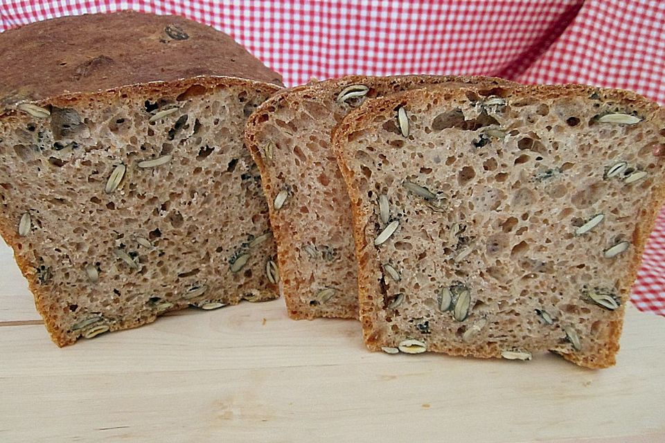 Steirisches Kürbiskern-Brot mit Kürbiskernöl