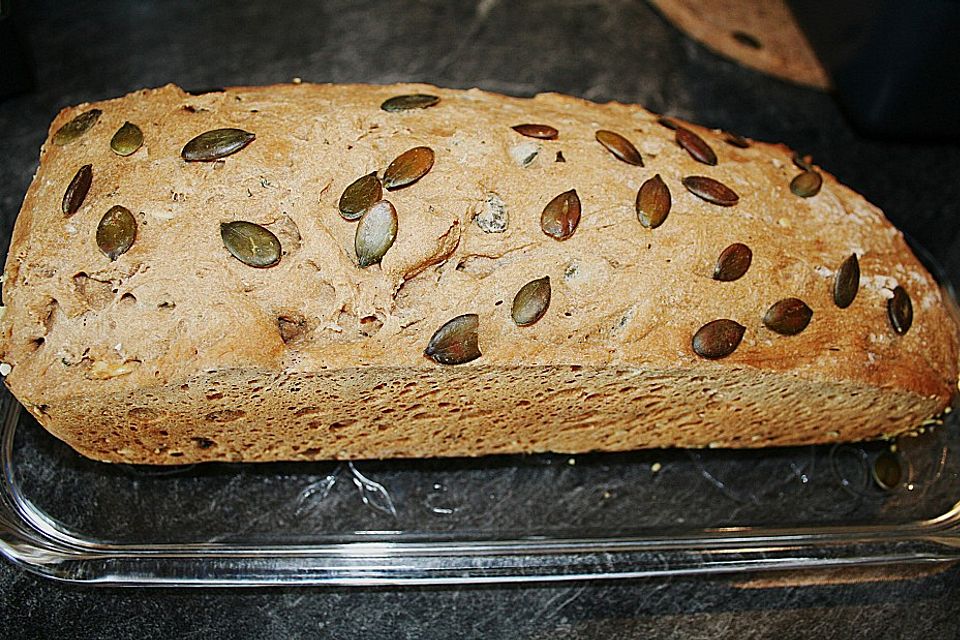 Steirisches Kürbiskern-Brot mit Kürbiskernöl