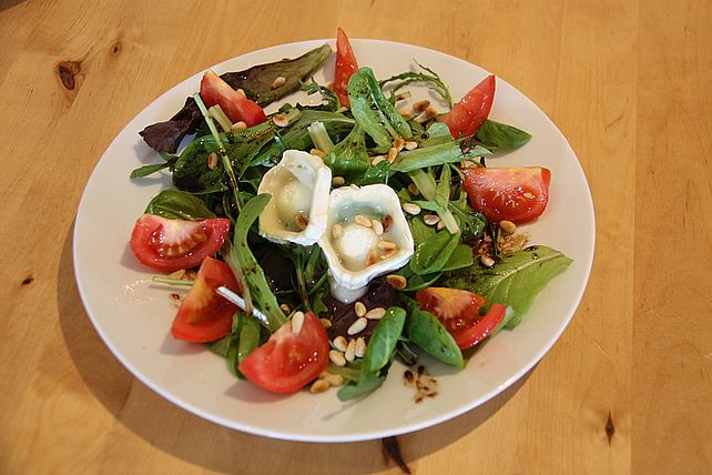 Gemischter Blattsalat mit Pinienkernen und gebratenem Ziegenkäse von ...