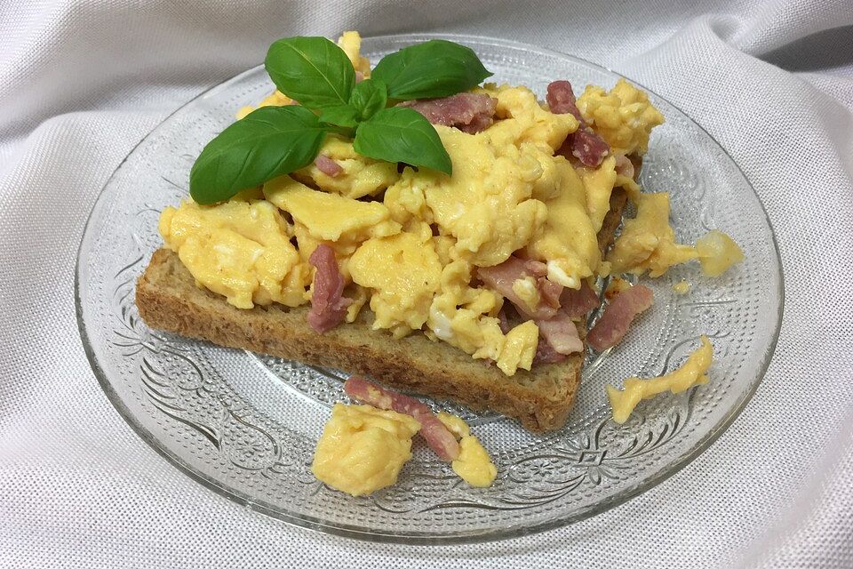 Rührei mit Katenschinken bzw. Speck auf Eiwaffel und Toast