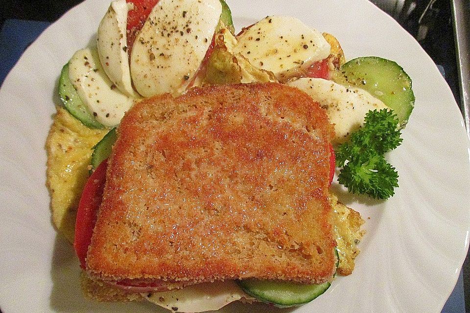 Panierter Toast mit Mozzarella und Tomaten