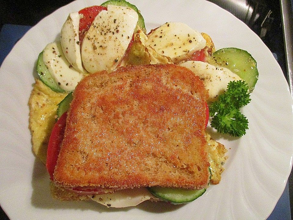 Panierter Toast mit Mozzarella und Tomaten von pysur| Chefkoch Panierter Toast mit Mozzarella und Tomaten von pysur| Chefkoch