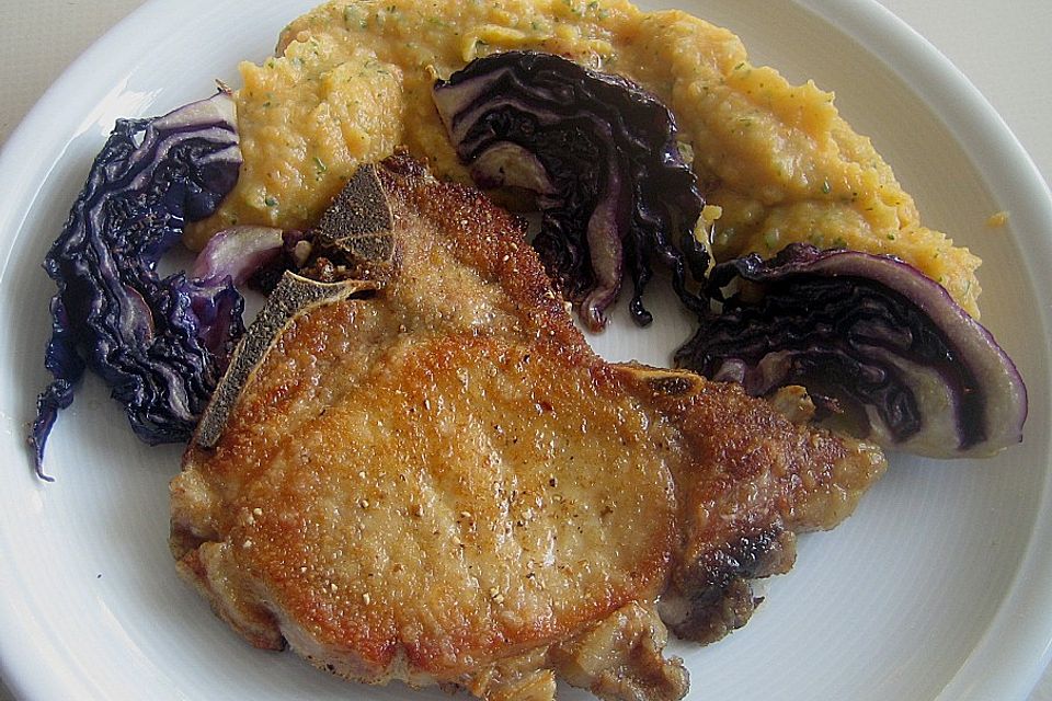 Kotelett mit Gemüsepüree und gebratenem Rotkohl