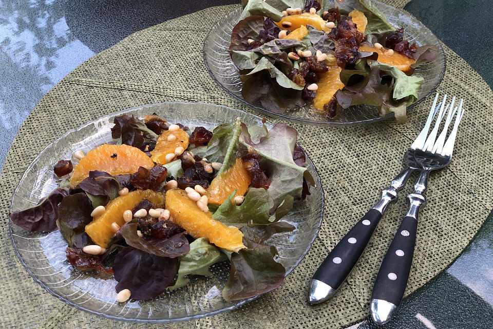 Eichblattsalat mit Orangenschnitzen und Datteln