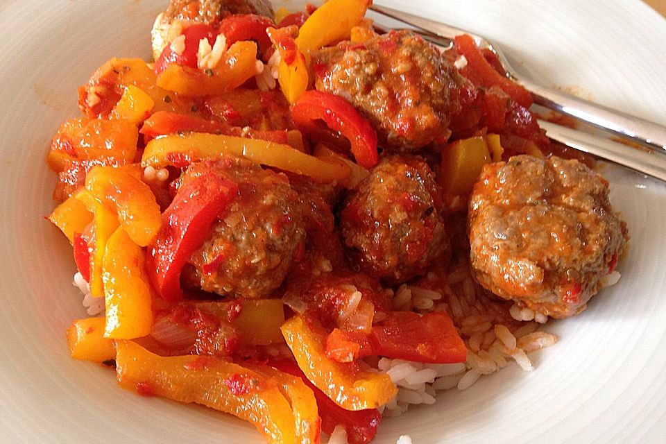 Hackbällchen in Paprika-Tomaten-Sauce