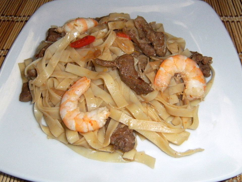 Chinesische Eiernudeln mit Schweinefleisch und Garnelen von caipirella ...