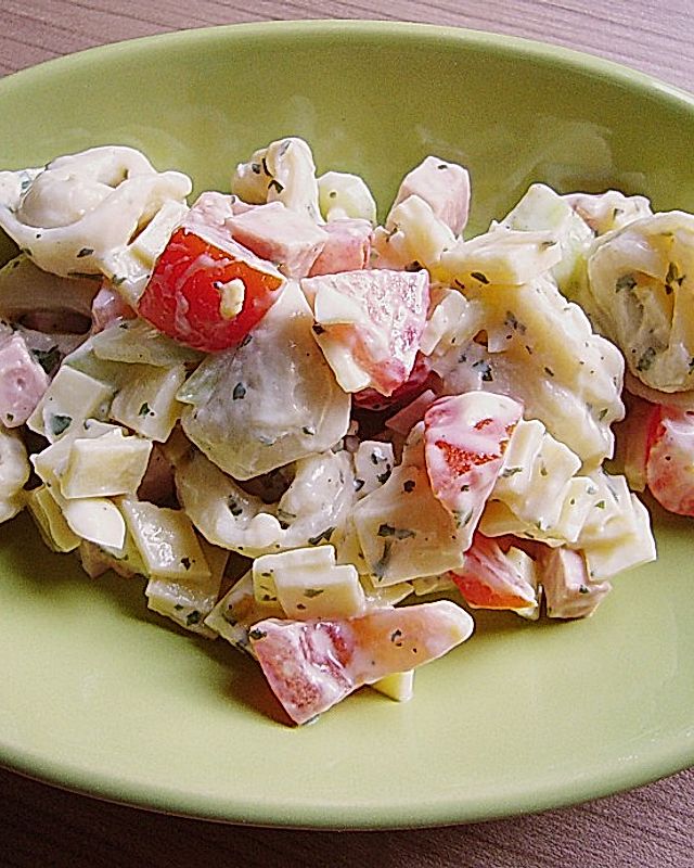 Tortellini - Salat mit Joghurtsoße