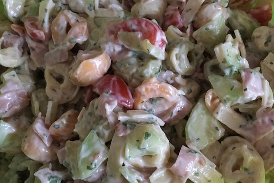 Tortellini - Salat mit Joghurtsoße