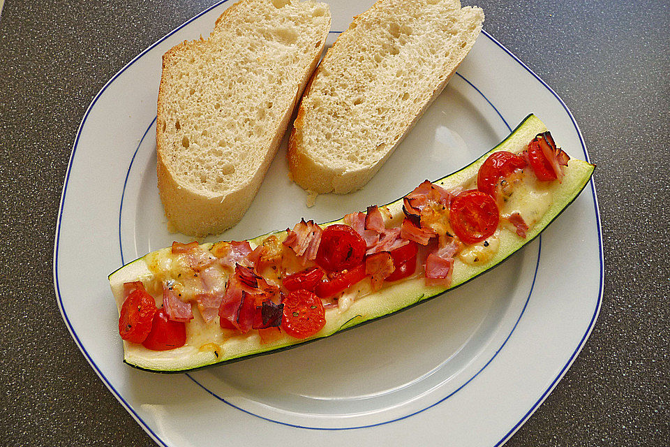 Zucchini gefüllt mit Tomate und Mozzarella