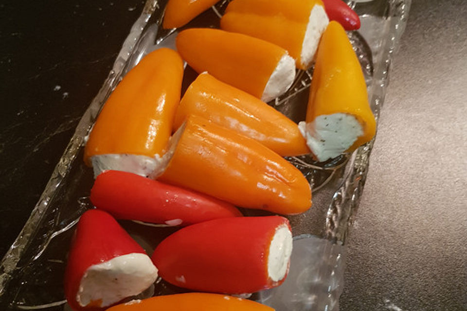 Antipasti - mit Frischkäse gefüllte Paprika