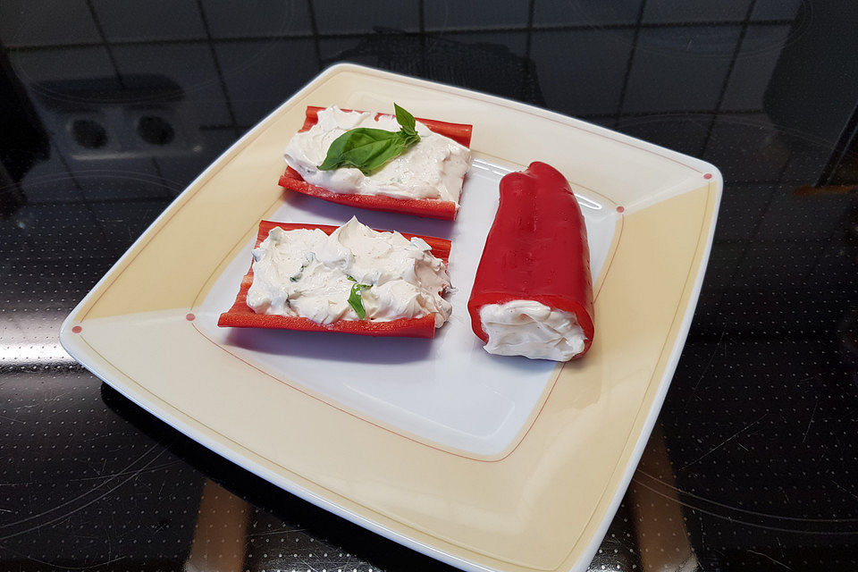 Antipasti - mit Frischkäse gefüllte Paprika