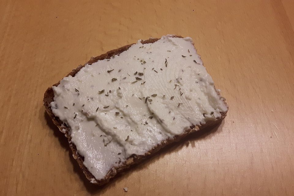 Käsecreme mit Feta und Sesampaste (Tahin)