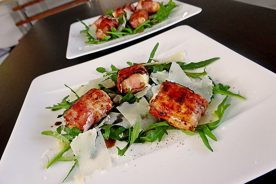 Gebratener Schafskäse im Speckmantel auf Rucola-Parmesan-Salat