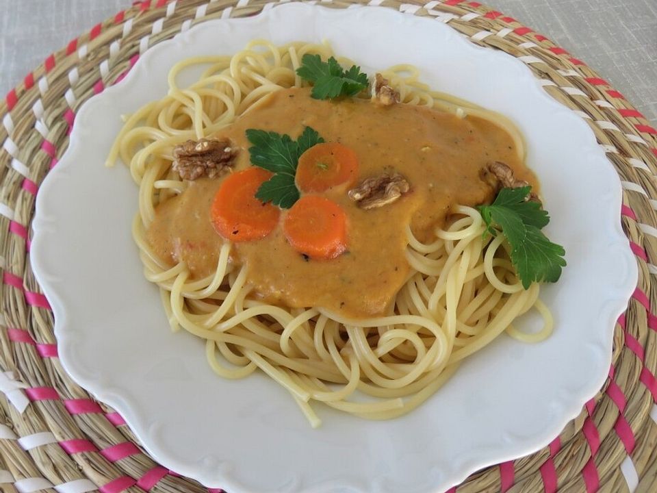 Spaghetti mit Möhren-Nuss-Soße von Elli K.| Chefkoch