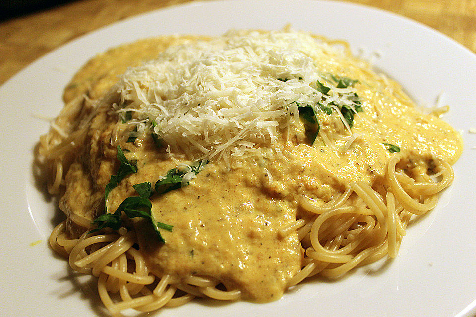 Spaghetti mit Möhren-Nuss-Soße