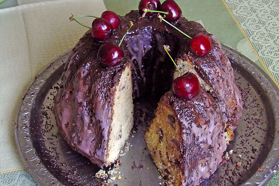 Gugelhupf mit Kirschen und Schokolade