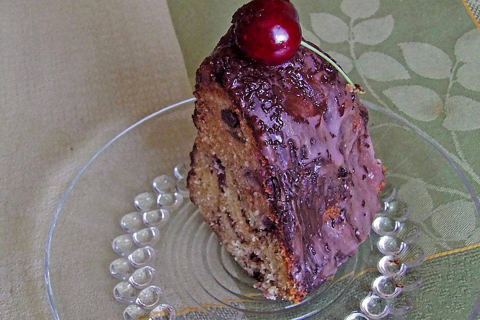 Gugelhupf mit Kirschen und Schokolade