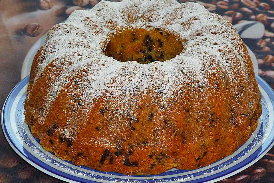 Gugelhupf mit Kirschen und Schokolade