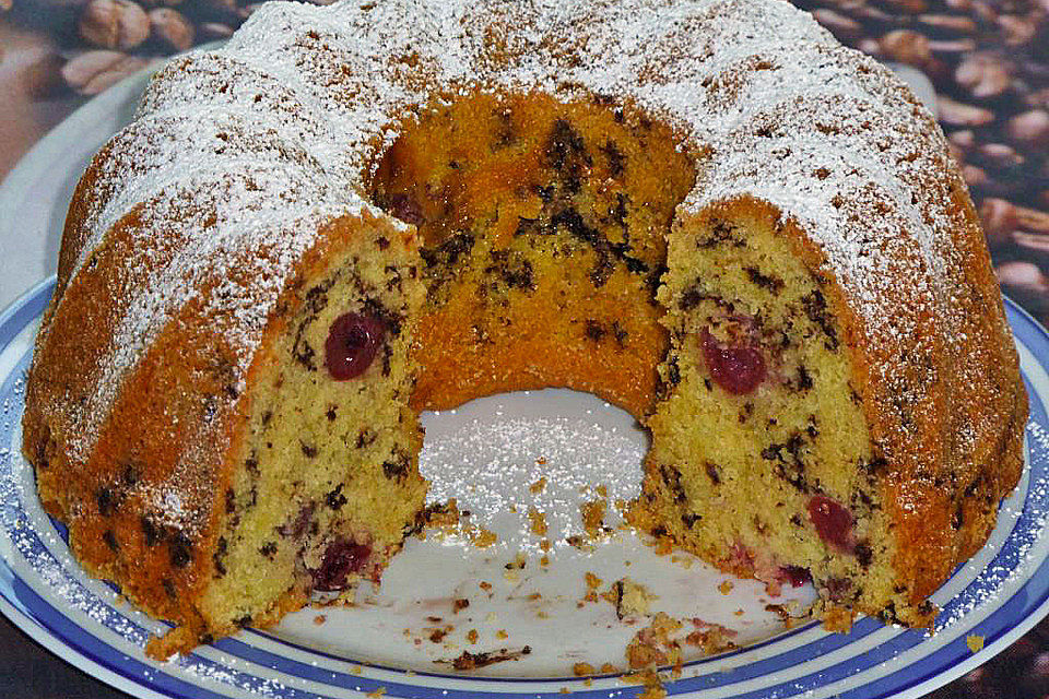 Gugelhupf mit Kirschen und Schokolade