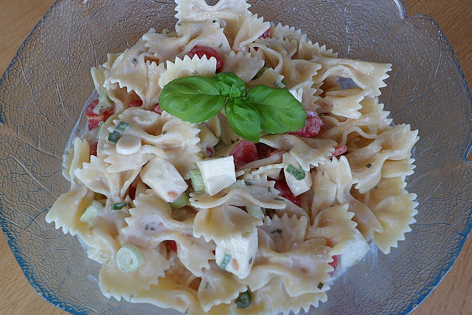 Leichter Nudelsalat mit Tomaten und Joghurt