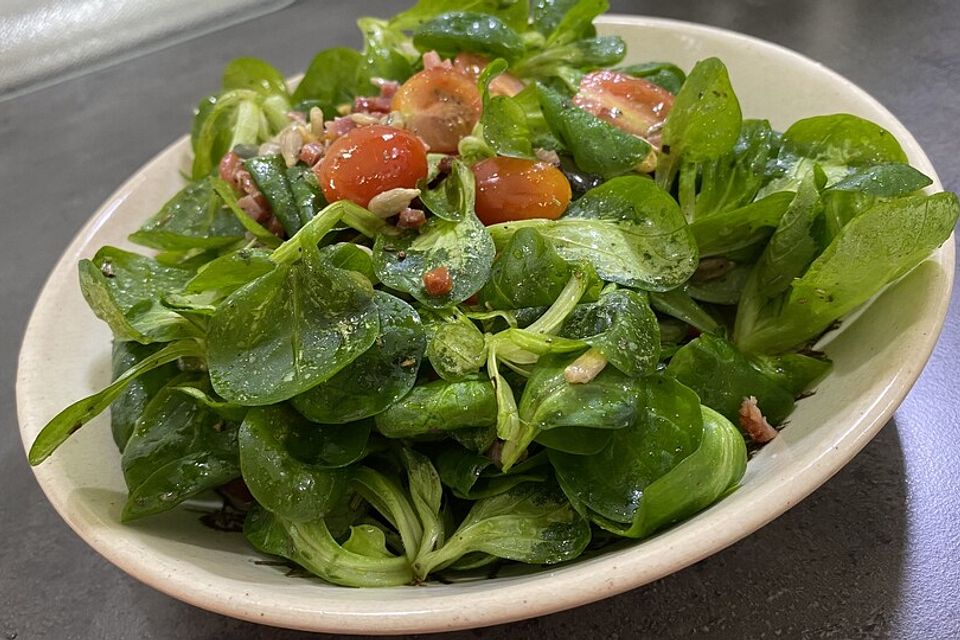 Feldsalat mit Speck und Pinienkernen