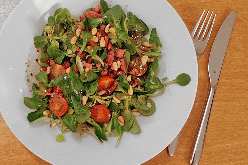 Feldsalat mit Speck und Pinienkernen