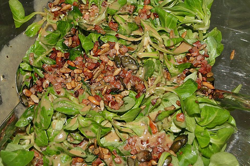 Feldsalat mit Speck und Pinienkernen