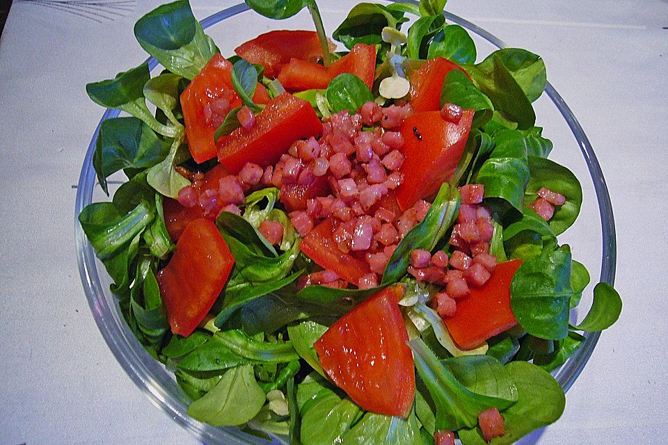 Feldsalat mit Speck und Pinienkernen