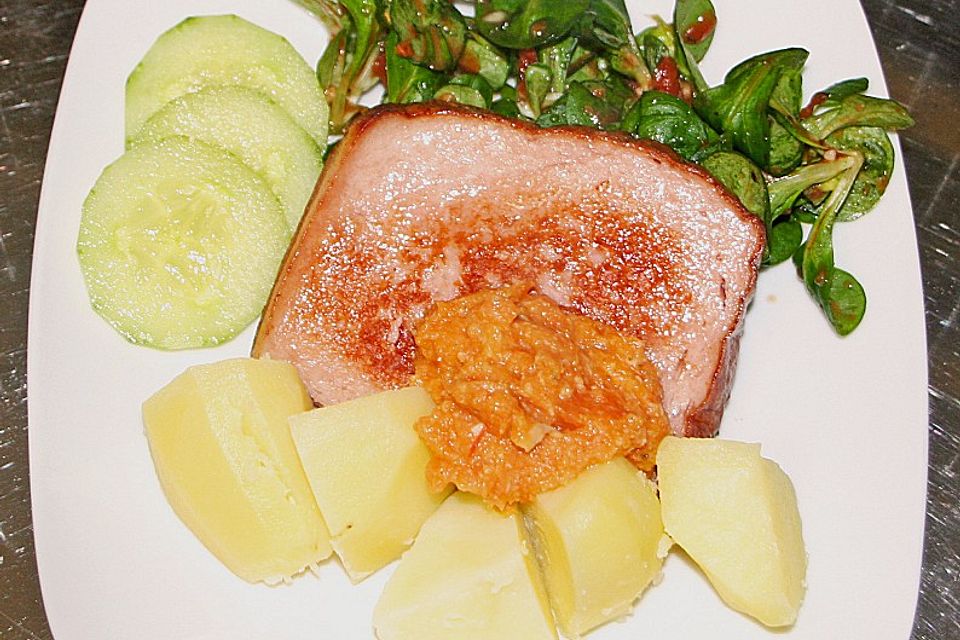 Feldsalat mit Speck und Pinienkernen