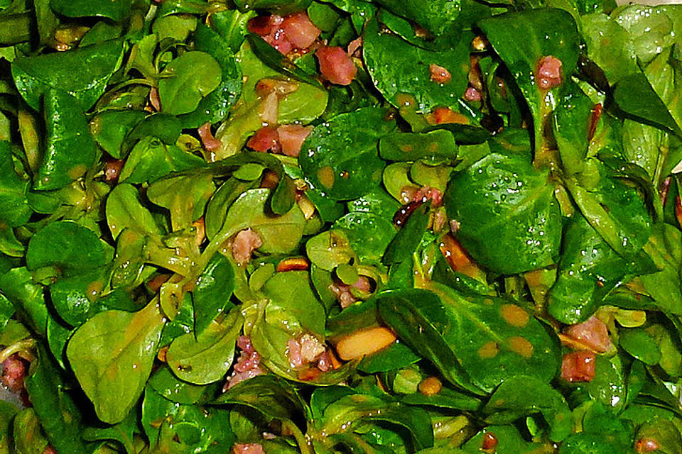 Feldsalat mit Speck und Pinienkernen