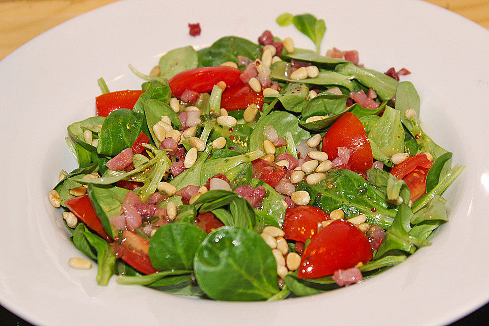 Feldsalat mit Speck und Pinienkernen