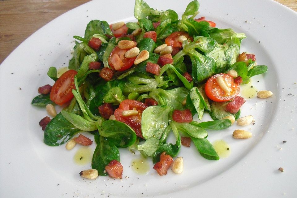 Feldsalat mit Speck und Pinienkernen