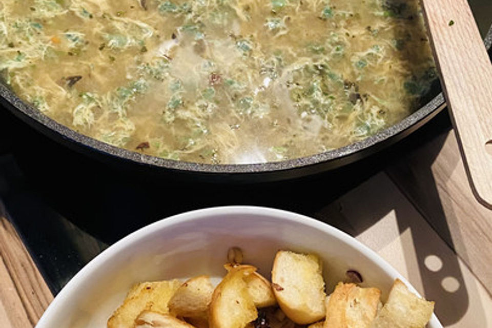 Brotsuppe mit Knoblauch und Eiern